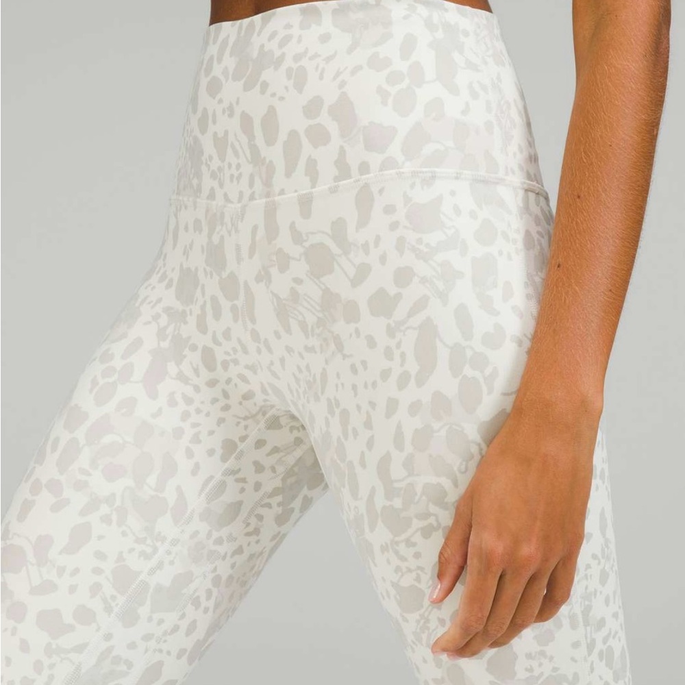 Lululemon Align High-Rise Crop 21"
Cheetah Camo Antique White Multi